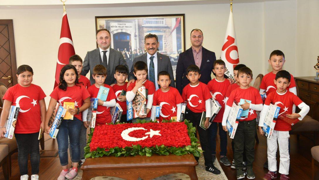 Valimiz Sayın Osman Kaymak Meşeli İlkokulu Öğrencilerini Makamında Misafir Etti